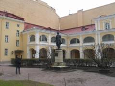 1365675427_dvor-muzeya-kvartiry-pushkina.jpg