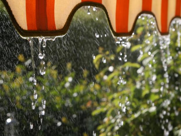 ��������: C:\Users\����������\Pictures\Nature___Other_Rain_from_a_roof_028952_1.jpg