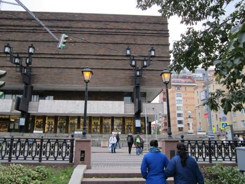 Видим МХАТ им. Горького, переходим дорогу, подходим к театру