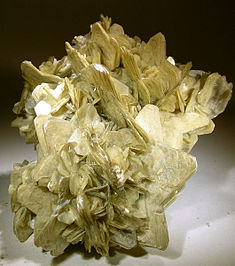 http://upload.wikimedia.org/wikipedia/commons/thumb/d/d4/Muscovite-38470.jpg/235px-Muscovite-38470.jpg
