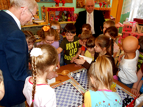 http://detsad5-teremok.ru/images/stories/hudoghniki/DSCN3263.JPG