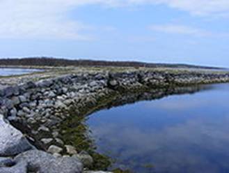 http://upload.wikimedia.org/wikipedia/commons/thumb/3/33/Russia_Bolshoy_Soloveckiy_Island_Dam.jpg/200px-Russia_Bolshoy_Soloveckiy_Island_Dam.jpg