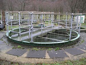 http://upload.wikimedia.org/wikipedia/commons/thumb/0/06/Tanque_de_sedimentaci%C3%B3n_primaria.jpeg/300px-Tanque_de_sedimentaci%C3%B3n_primaria.jpeg