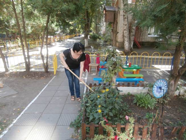 C:\Users\МБДОУ\Desktop\Субботник сентябрь 2015\P9181764.JPG