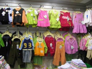 http://ladypozitiv.com/wp-content/uploads/2012/08/detskaya-odezhda-300x225.jpg