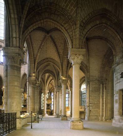 saint-denis-ambulatory.jpg
