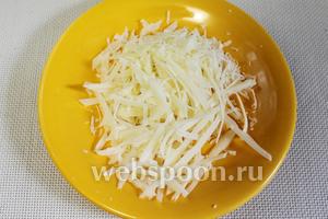 Натереть сыр и на крупной, и на мелкой тёрке.