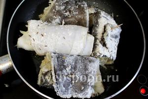 Разогреть масло и быстро обжарить рулеты.