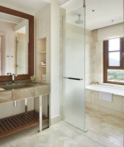 Beschreibung: MALPH_P176_Park_View_King_and_Twin_Bathroom_sm