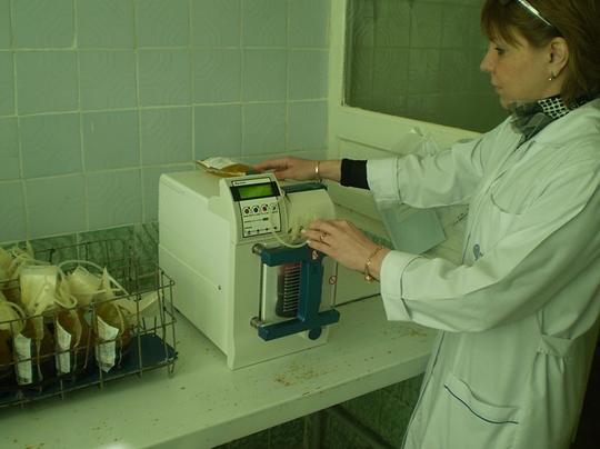 C:\Documents\Admin\Рабочий стол\800px-Плазмоэкстрактор_в_работе_donor.tiras.biz.JPG