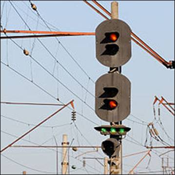 https://upload.wikimedia.org/wikipedia/commons/thumb/f/fa/Entrance-traffic-light.jpg/220px-Entrance-traffic-light.jpg