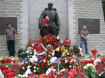 Описание: цветы у памятника