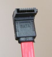 Разъём данных SATA.