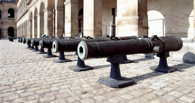 photo des canons présentés dans la cour d'honneur de l'hotel national des Invalides
