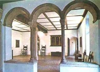 Juliet's House. Looking from the chamber on the first floor - ��� ���������. ��� � ��� �� ������� � �������� �� ������ �����