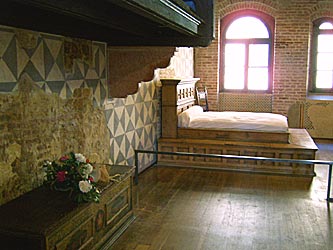 Juliet's House. Room on the third floor. The bed and two costumes of Romeo and Juliet from Zeffirelli's film - ��� ���������. �������, ��� ��������� ������� � <a title=