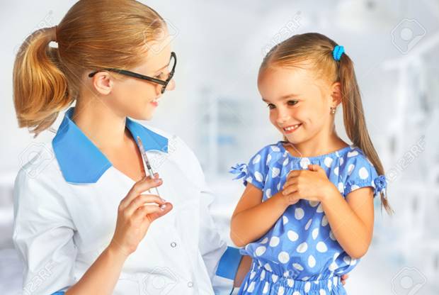 http://previews.123rf.com/images/evgenyatamanenko/evgenyatamanenko1508/evgenyatamanenko150800046/43715173-Doctor-a-pediatrician-makes-child-vaccinated-vaccination-Stock-Photo.jpg