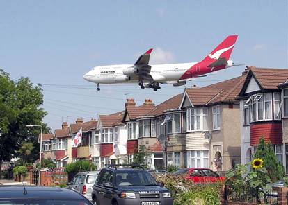 http://fr.cdn.v5.futura-sciences.com/builds/images/thumbs/d/da4ffa73e5_Qantas_b747_over_houses_arp.jpg