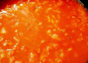 Tomatno-smetannyj-sous-s-lukom