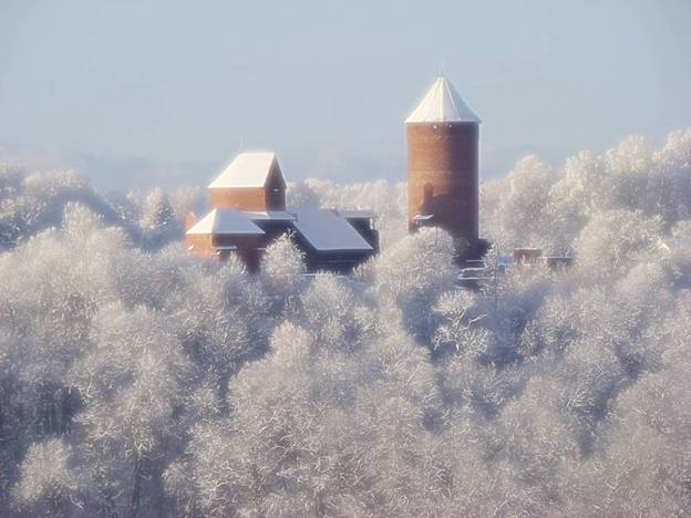 http://wiki-turizm.ru/cache/multithumb_thumbs/b_0_0_0_00_uploads_countries_latvia_Sigulda_%D0%A2%D1%83%D1%80%D0%B0%D0%B9%D0%B4%D1%81%D0%BA%D0%B8%D0%B9-%D0%B7%D0%B0%D0%BC%D0%BE%D0%BA-%D0%B7%D0%B8%D0%BC%D0%BE%D0%B9.jpg