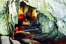 http://www.explorecrete.com/crete-pictures/album-oleg-crete-towns/fullsize/17-Melidoni_cave_fs.jpg