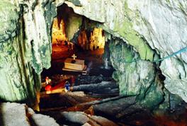 http://www.explorecrete.com/crete-pictures/album-oleg-crete-towns/fullsize/17-Melidoni_cave_fs.jpg
