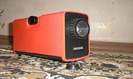 https://upload.wikimedia.org/wikipedia/commons/thumb/b/b8/Slide_projector_Skazka_%28USSR%29.jpg/220px-Slide_projector_Skazka_%28USSR%29.jpg