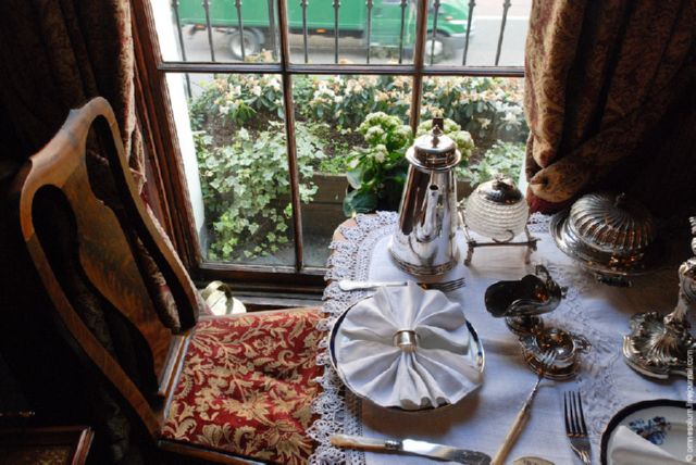 http://relaxic.net/wp-content/uploads/2011/04/sherlock-holmes-15.jpg