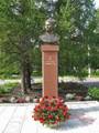 Памятник-бюст Бауыржану Момышулы