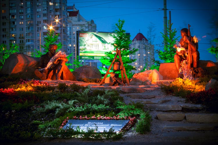 "Памятник в ночном освещении "