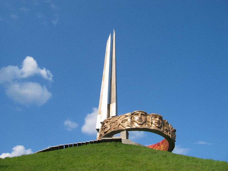 Обелиск на вершине Кургана Славы.