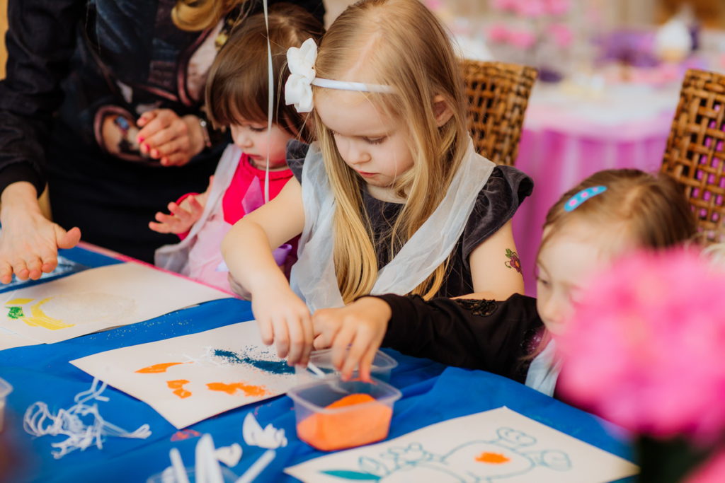 "10 новых нескучных игр с песком для ребенка 4-7 лет"